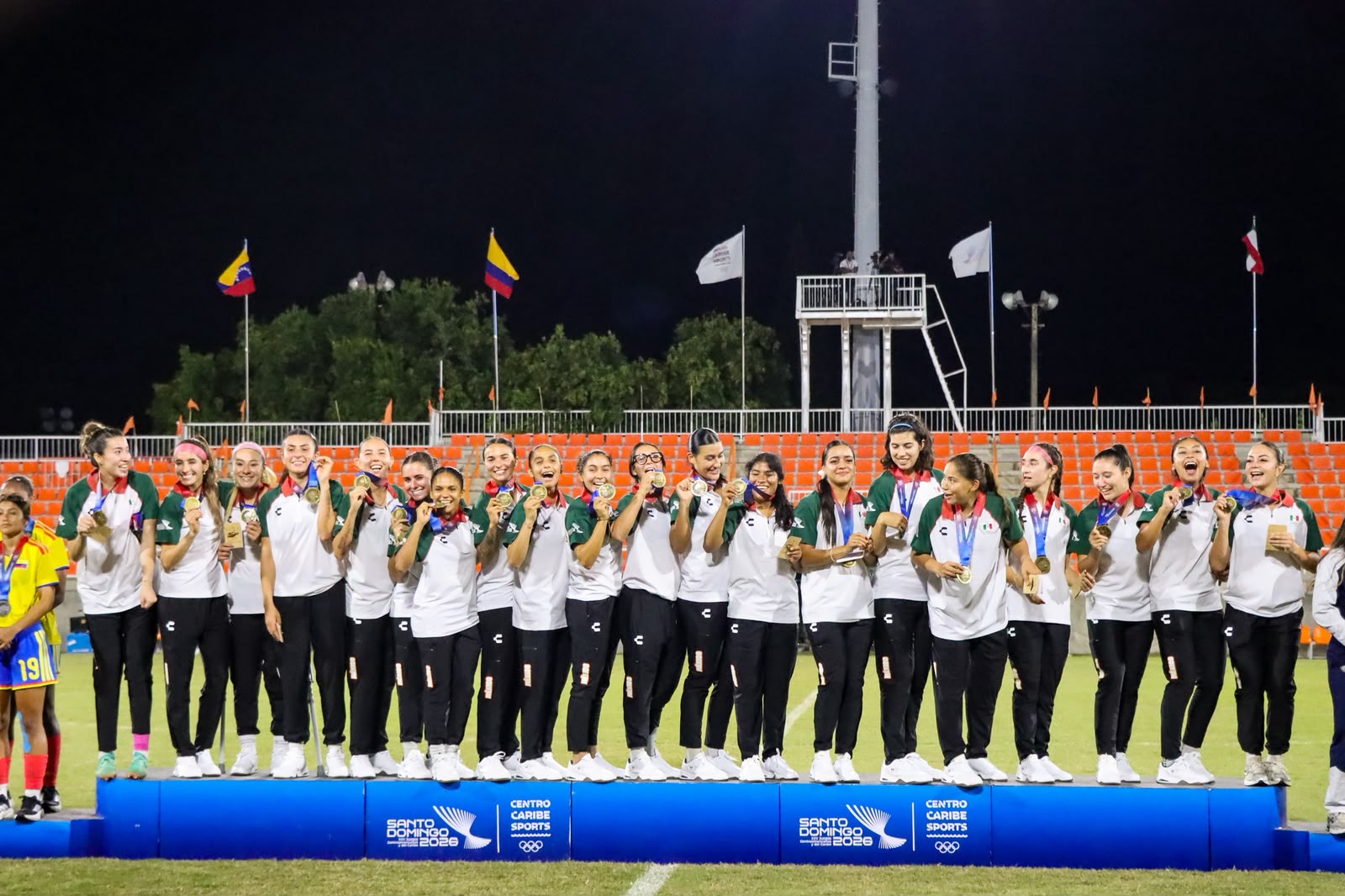 Mexico women’s fútbol players celebrating their JCC2026 gold medal after the final against Colombia.